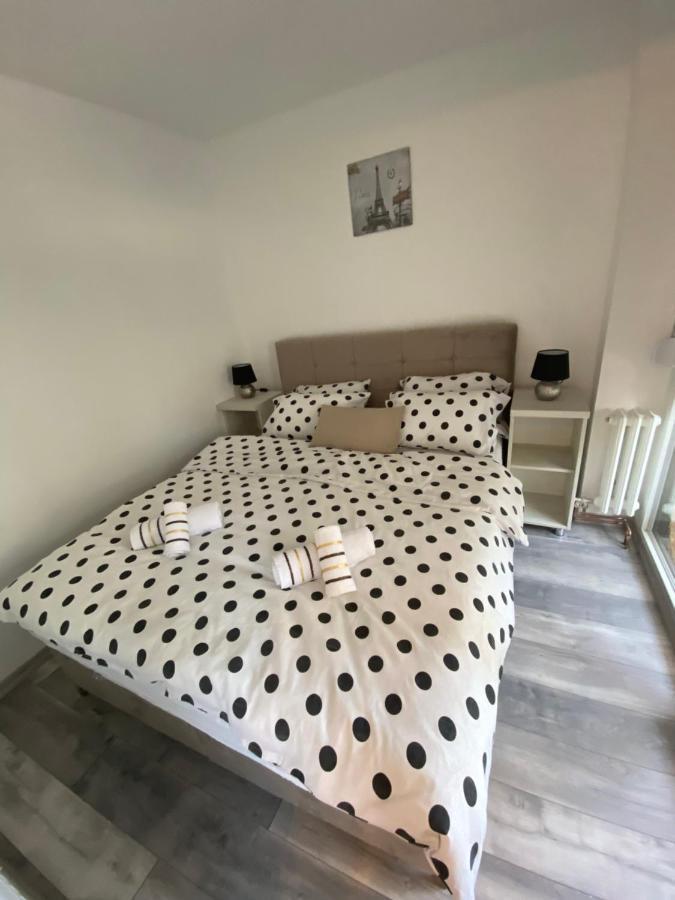 Apartman Omar Stan Na Dan Besplatan Parking SJJ Eksteriør billede